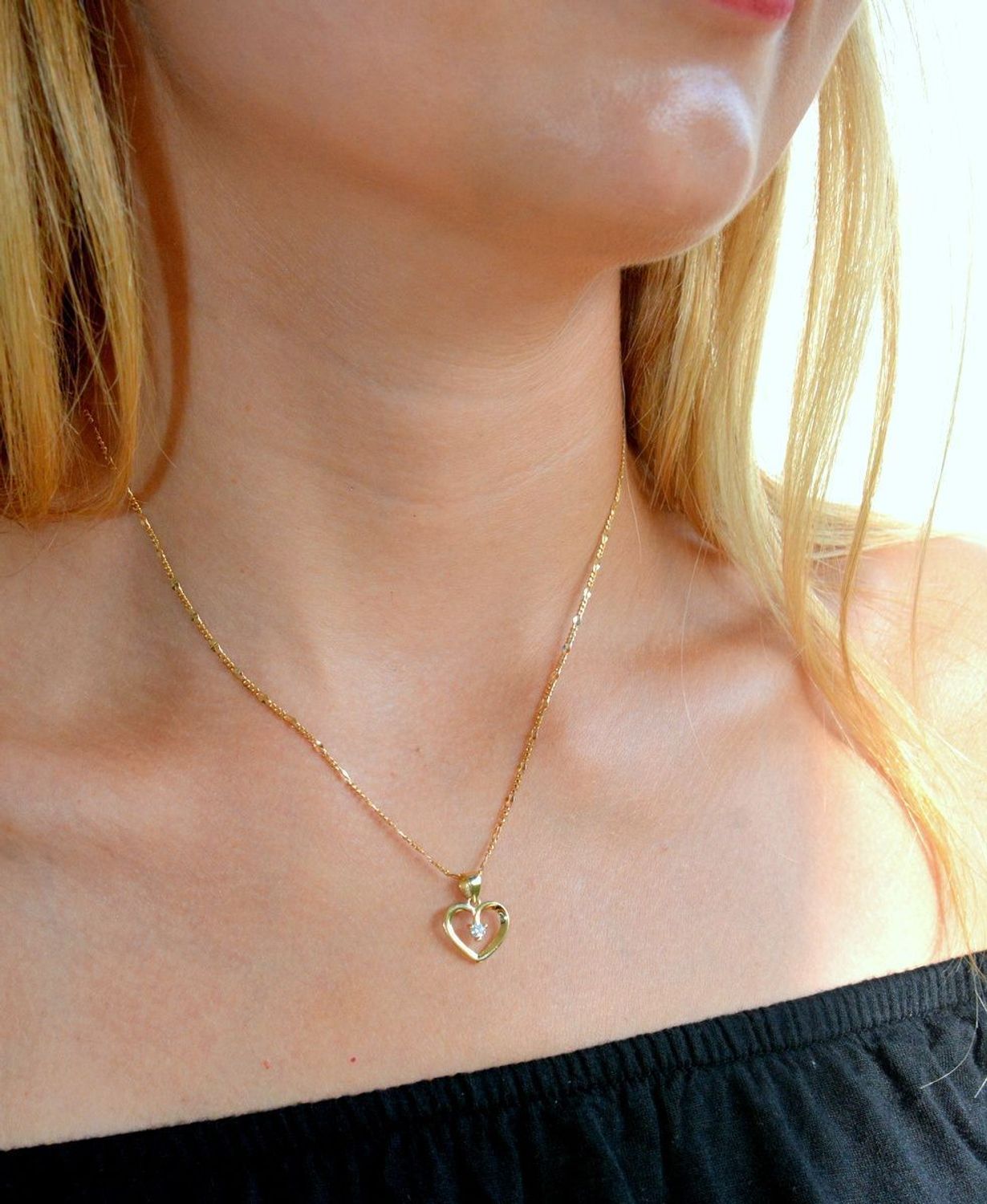 Złota zawieszka 375 serduszko z cyrkonią ZA 3112 375. Złota zawieszka 375. Złoty wisiorek serduszko z cyrkoniami. Złota zawieszka damska. Zawieszka damska serce próby 375. Złota zawieszka na prezent..jpg